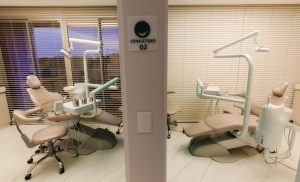 Dois consultórios da Clínica StudioUno Odontologia em Brasília DF